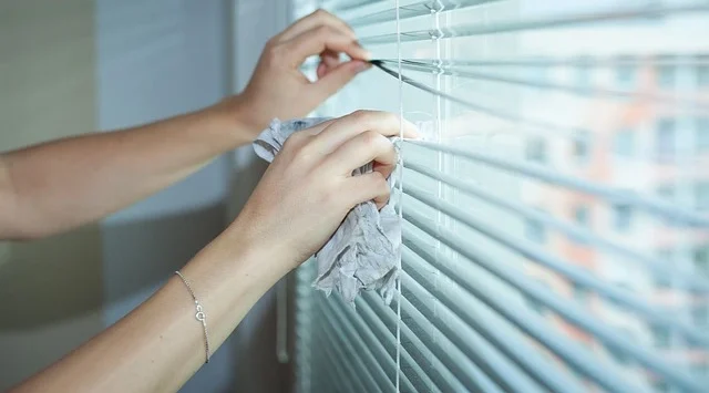 cleaning blinds